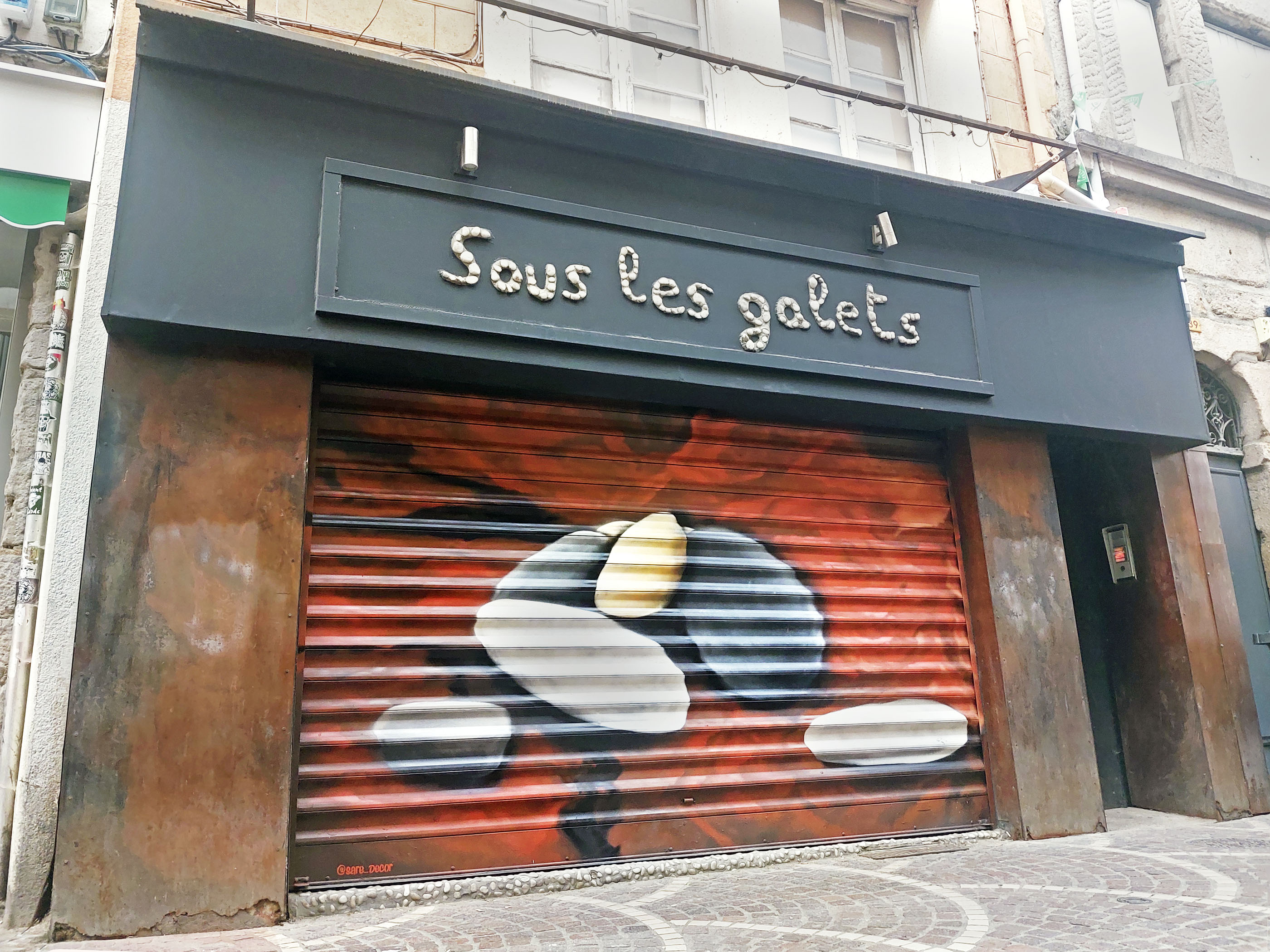 Sous les galets